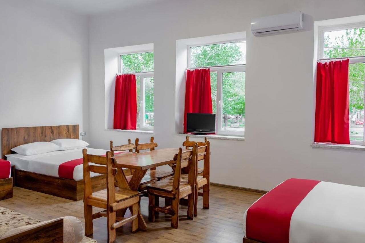 Family Appartments On Buzand Street Yerevan Exterior photo